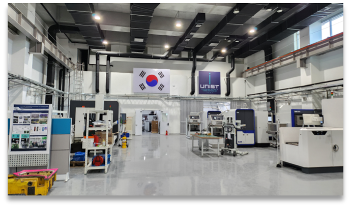 UNIST 3D 프린팅 융합기술 센터 전경(좌), 금속 3D 프린터 등 내부 시설(우)